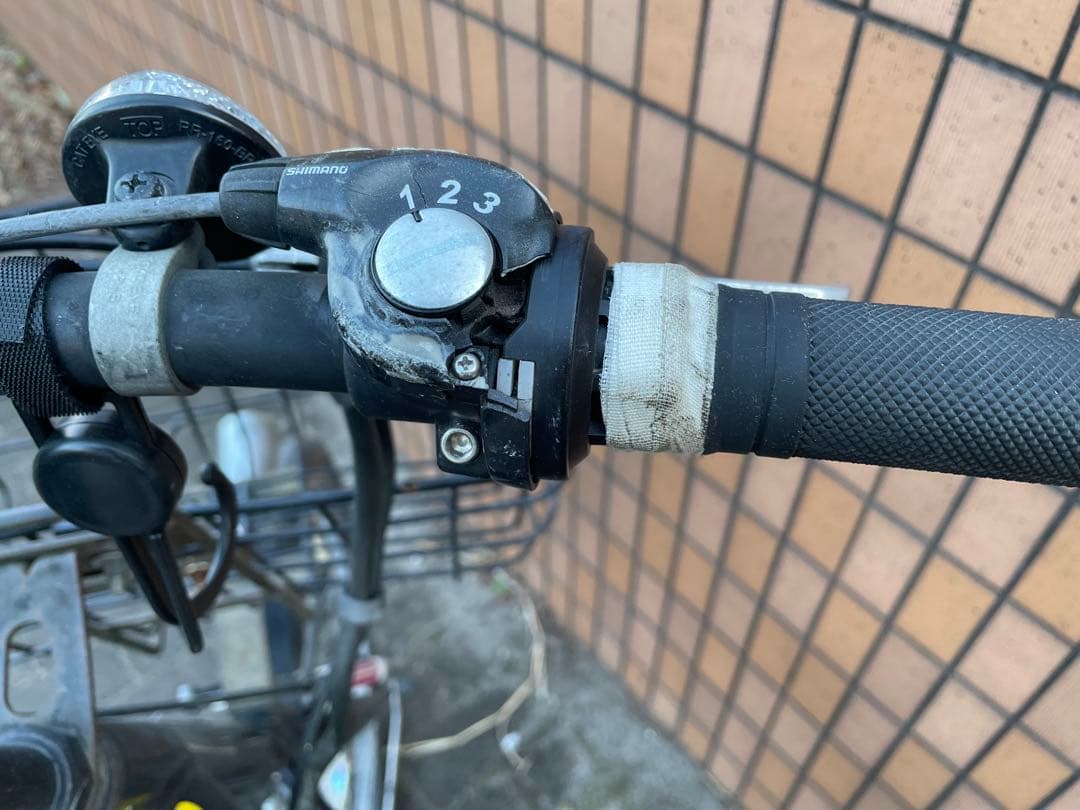 黒い電動アシスト自転車 シティタイプ 前面バスケット付き