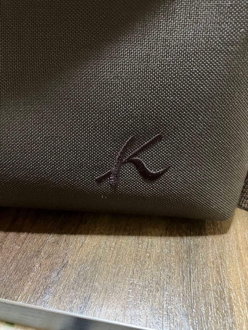 ブラウンバックパック Kの刺繍付き