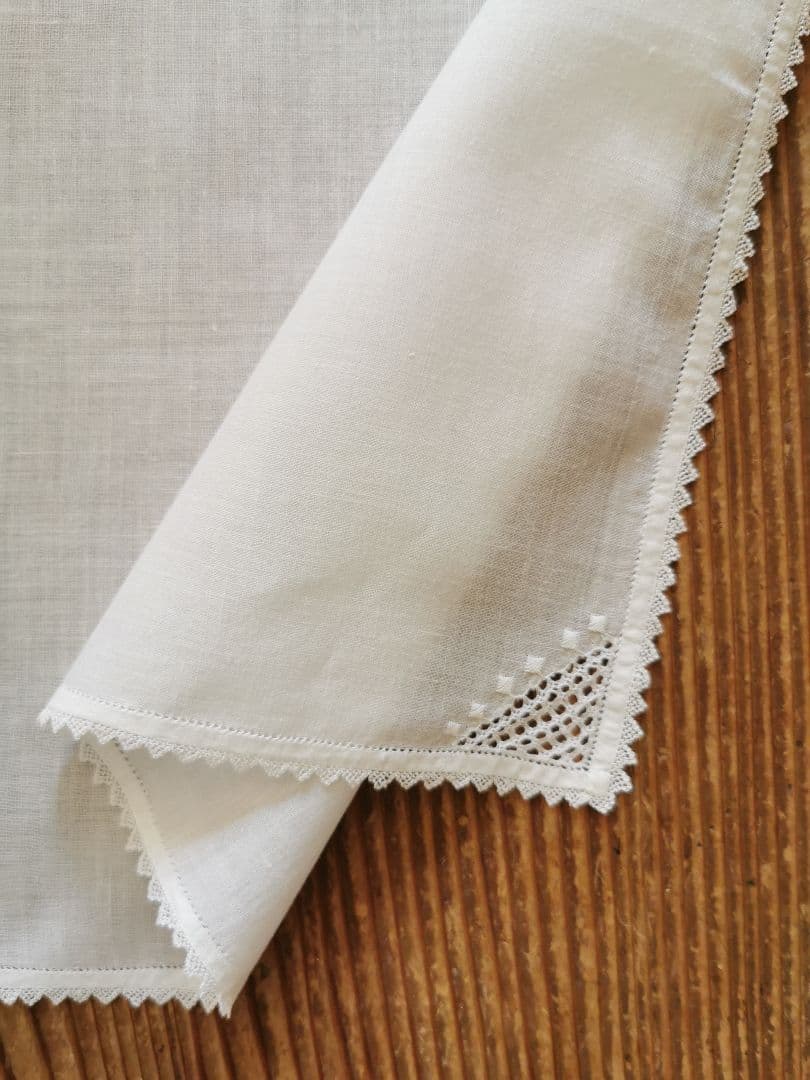 アンティーク 緻密なシュバルム白糸刺繍 繊細なトライアングルフリル ハンカチ β