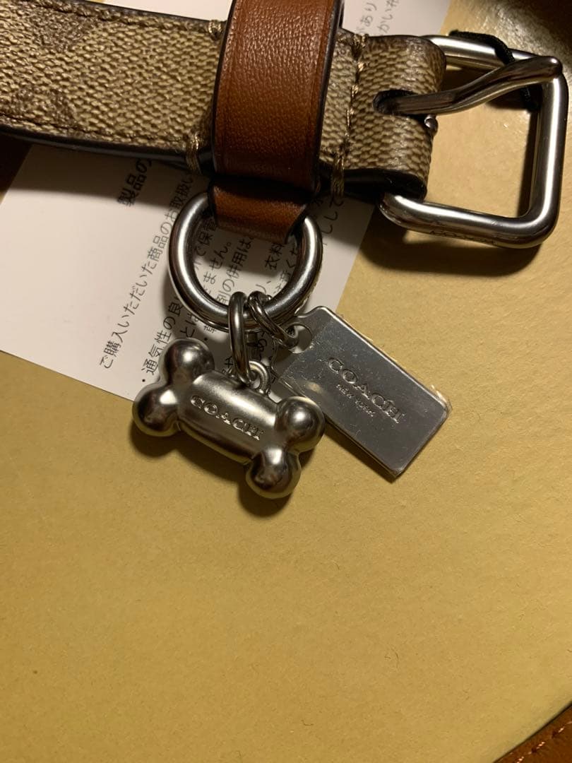 COACH 骨型チャーム付きレザー首輪