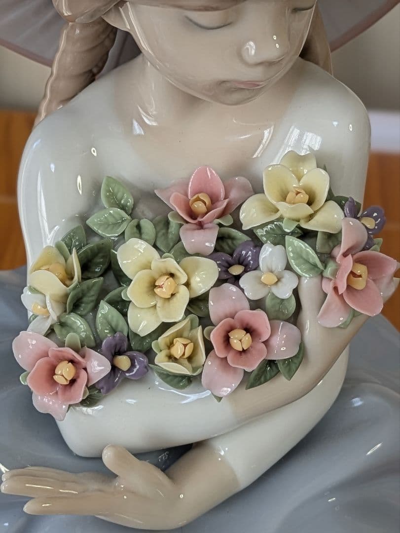 リヤドロ　の「花の香りにつつまれて」（モデル番号01005862）の磁器人形。