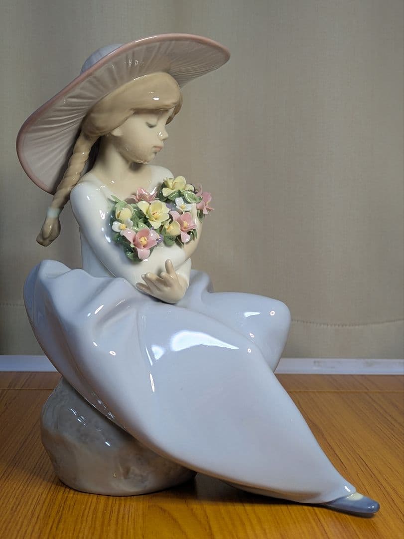 リヤドロ　の「花の香りにつつまれて」（モデル番号01005862）の磁器人形。
