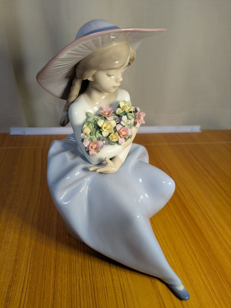 リヤドロ　の「花の香りにつつまれて」（モデル番号01005862）の磁器人形。
