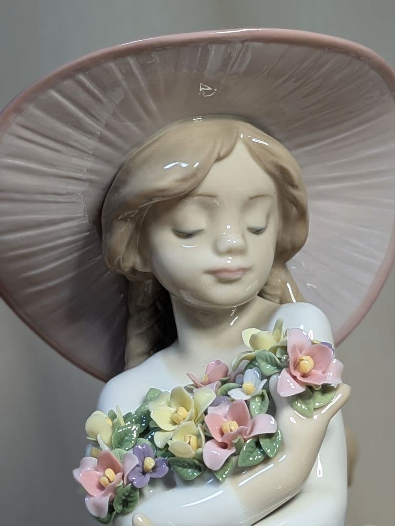 リヤドロ　の「花の香りにつつまれて」（モデル番号01005862）の磁器人形。