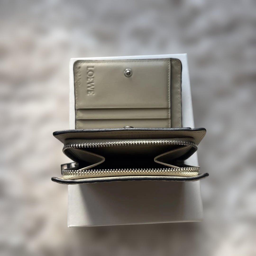 LOEWE 二つ折り財布