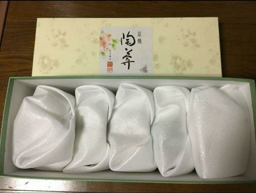 【新品・未使用】美品です！高級感 京焼・清水焼 陶器小鉢揃 白掛五草花 紙箱入
