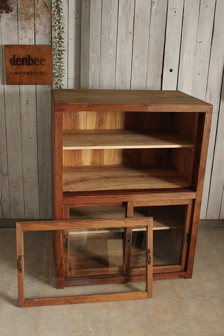 古く味のある木枠ガラス戸棚　食器棚　水屋　キャビネット　古家具