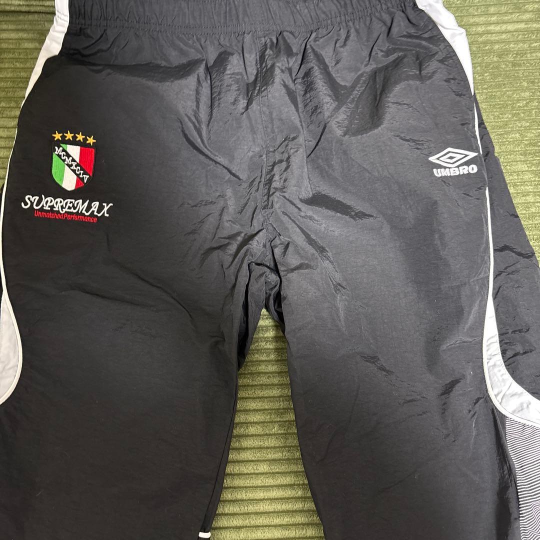 Umbro Supreme ブラックパンツ