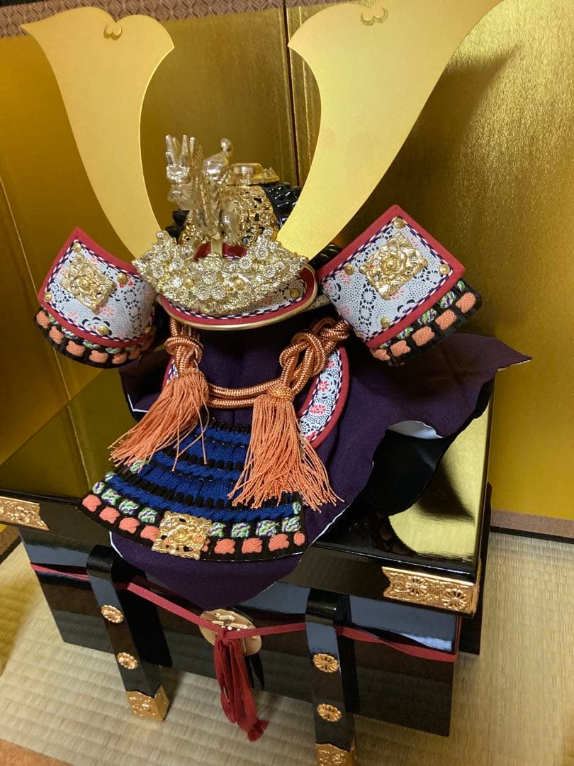 五月人形 兜飾りと飾り箱（櫃ひつ）