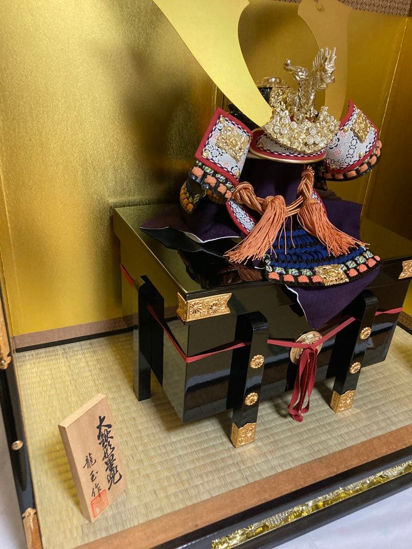 五月人形 兜飾りと飾り箱（櫃ひつ）