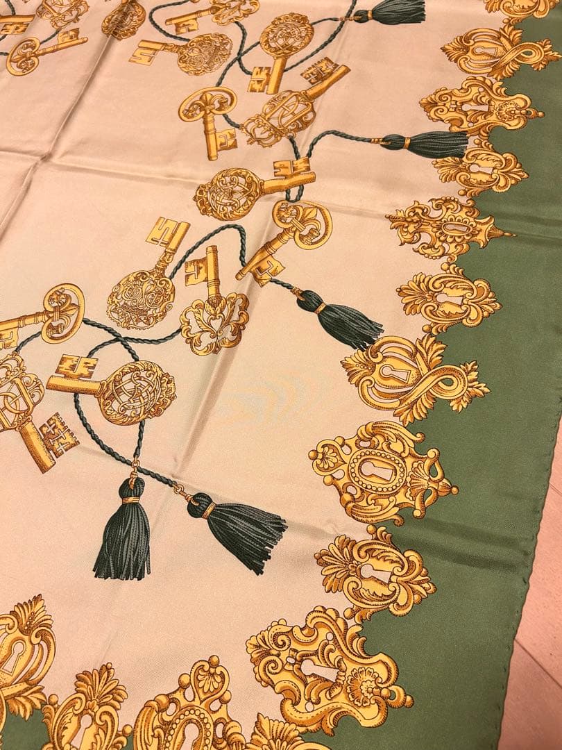 GUCCI グッチ　鍵とタッセル柄のスカーフ　グリーン　ゴールド