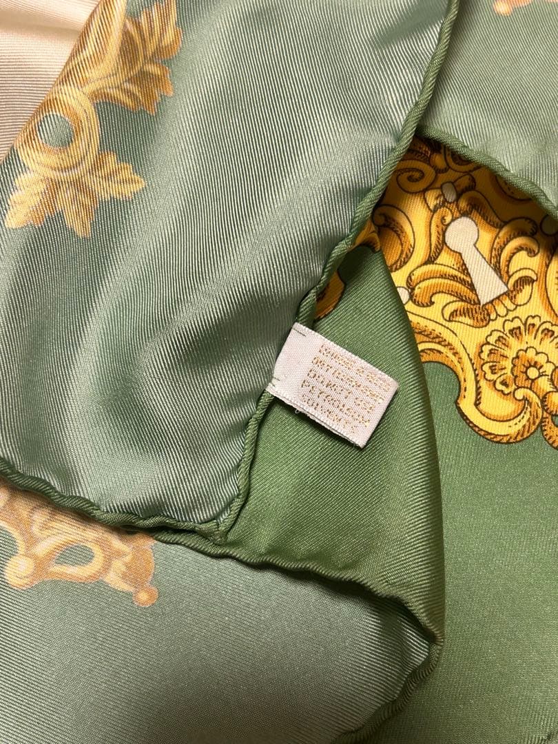 GUCCI グッチ　鍵とタッセル柄のスカーフ　グリーン　ゴールド