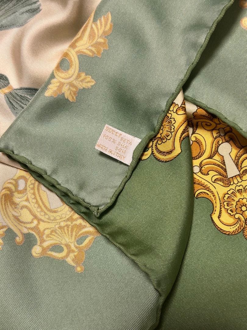 GUCCI グッチ　鍵とタッセル柄のスカーフ　グリーン　ゴールド