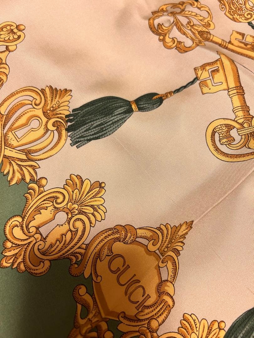 GUCCI グッチ　鍵とタッセル柄のスカーフ　グリーン　ゴールド