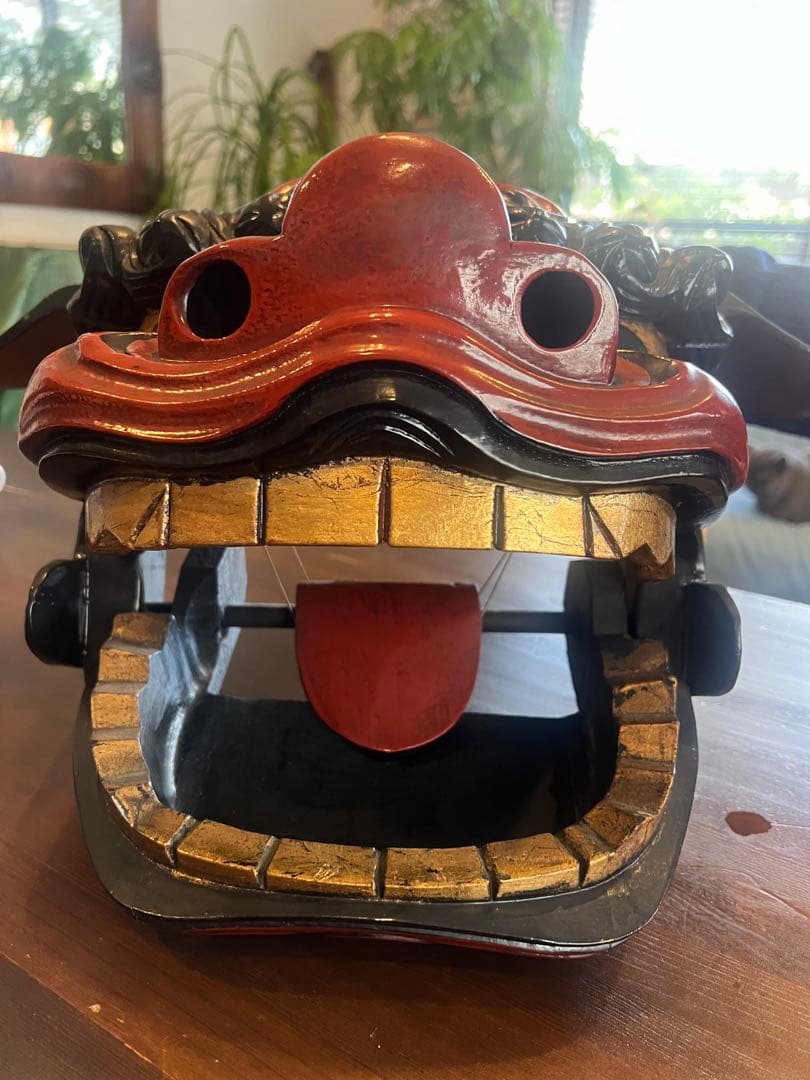 飛騨高山　木彫り　獅子舞　獅子頭 伝統的な獅子の面 赤黒金色装飾