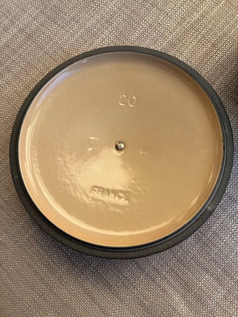 未使用品　ルクルーゼ　ココットロンド　20cm チェスナッツ　小キズあり