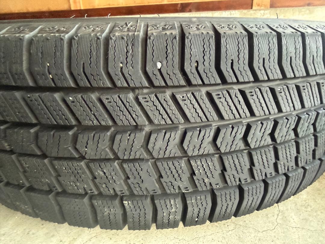 23年製造 205/65R16 グッドイヤー スタッドレスタイヤ4本セット