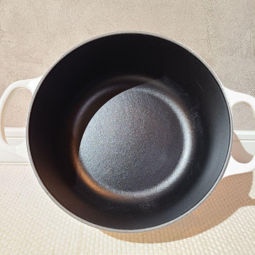 ルクルーゼ　ココットロンド　20cm　レースレリーフ　コットン 　カッパーツマミ
