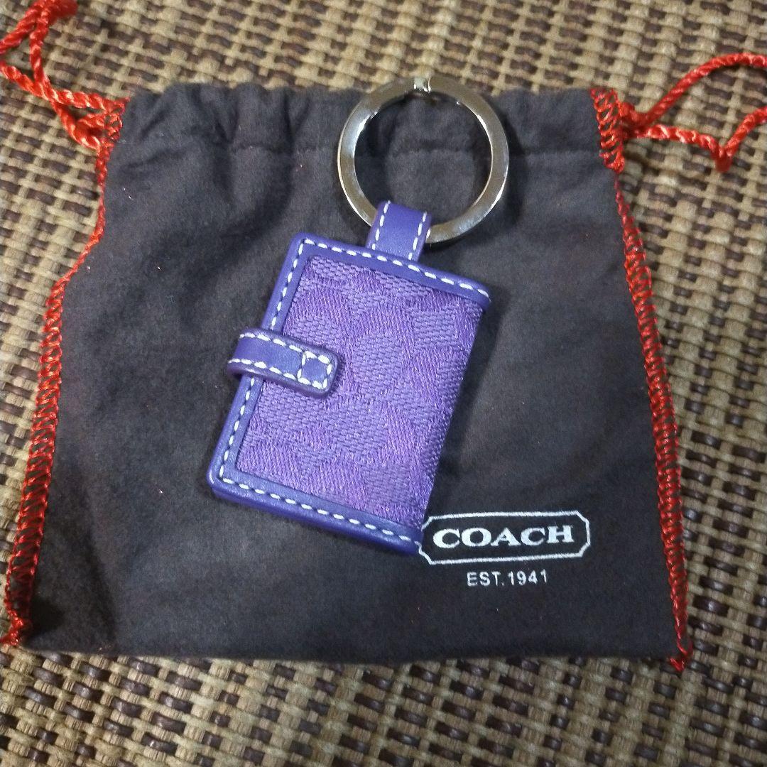 （新品・未使用）COACH コーチ　キーホルダー 　シグネチャー柄　パープル