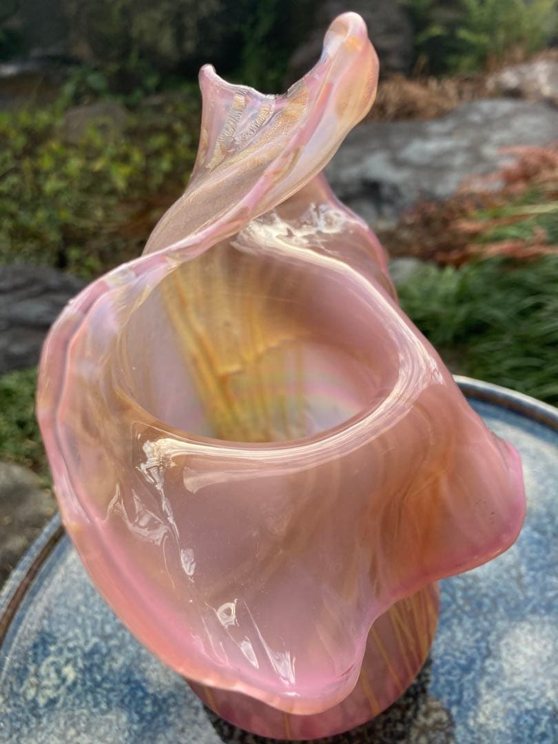 アートガラス ピンク 花瓶 フリルエッジ　乳白色仕上げ