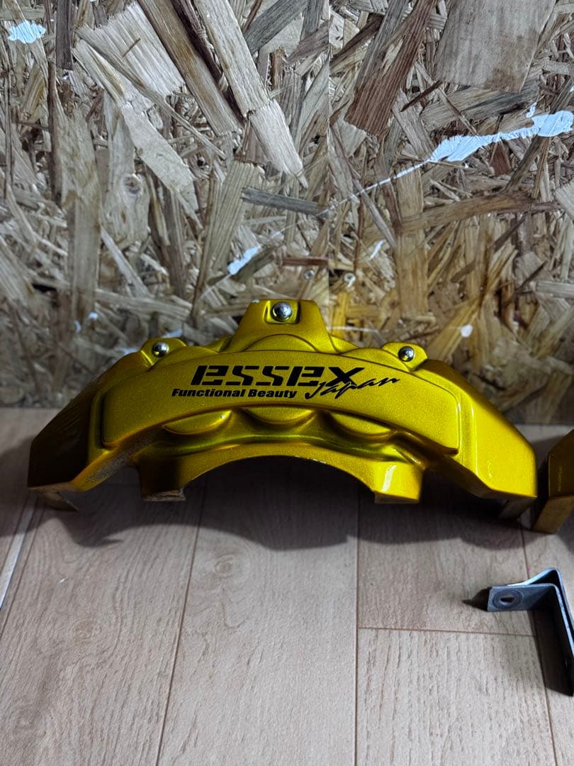 200系ハイエースessex ゴールド ブレーキキャリパー 取り付け金具付き