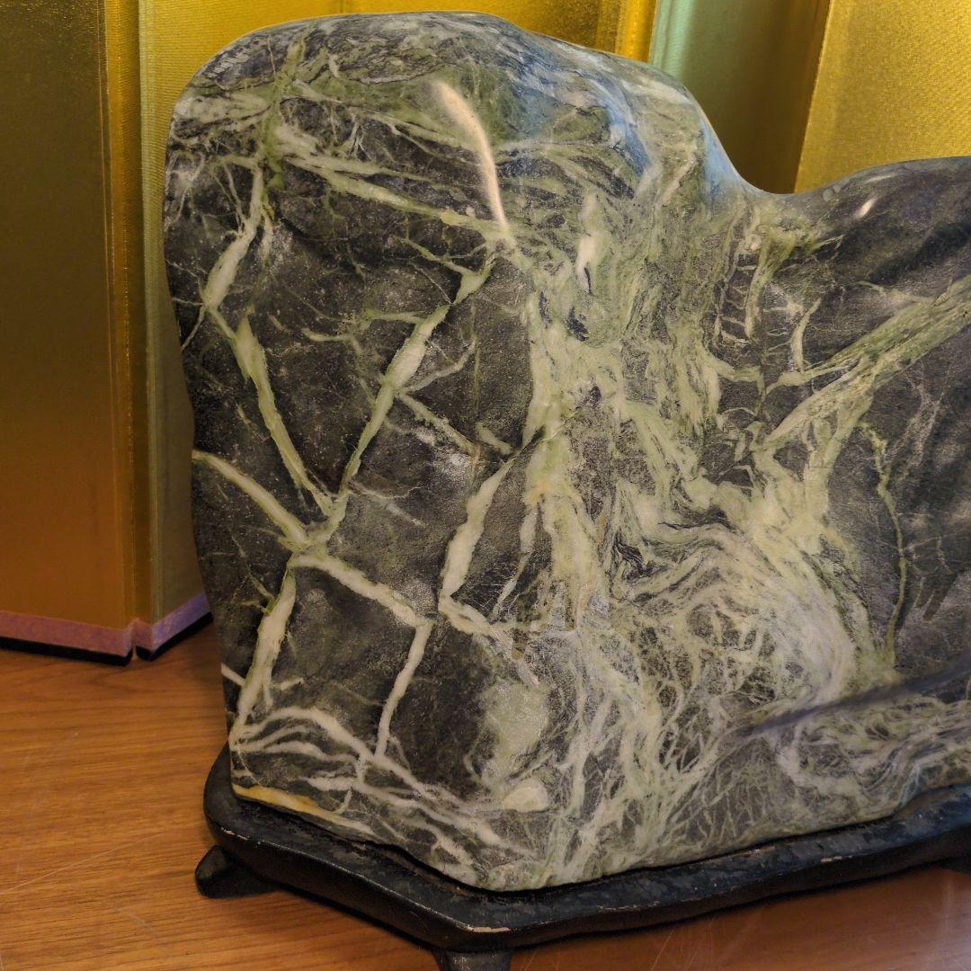 蛇紋石 特大 約25kg 磁力反応有 天然石 自然石 水石 木製専門台座付き