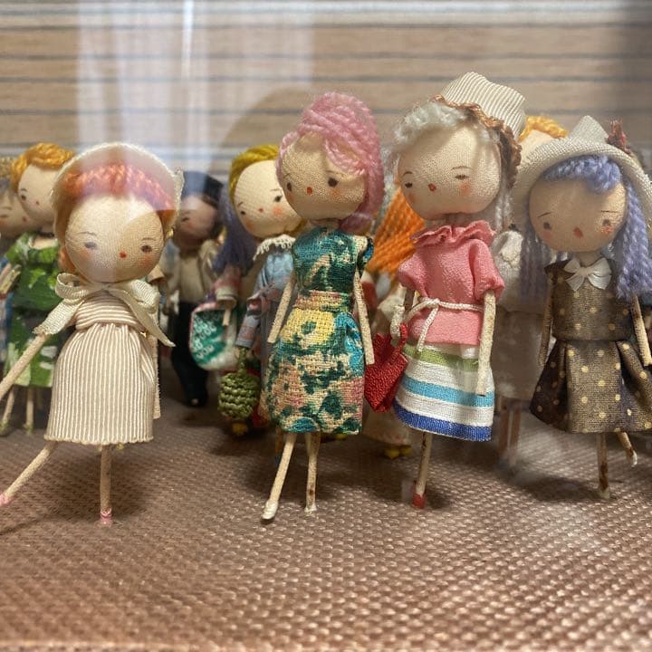 60年代風の服を着ておしゃれな人形100人