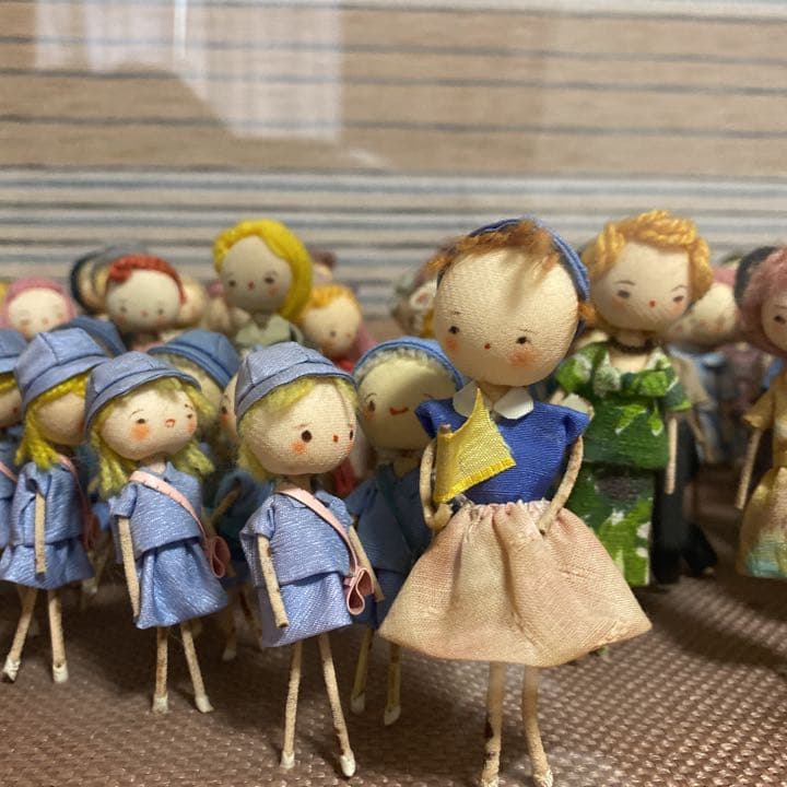 60年代風の服を着ておしゃれな人形100人