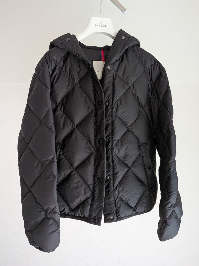 三越本店購入　Moncler ダウン　黒色　フード付き　美品