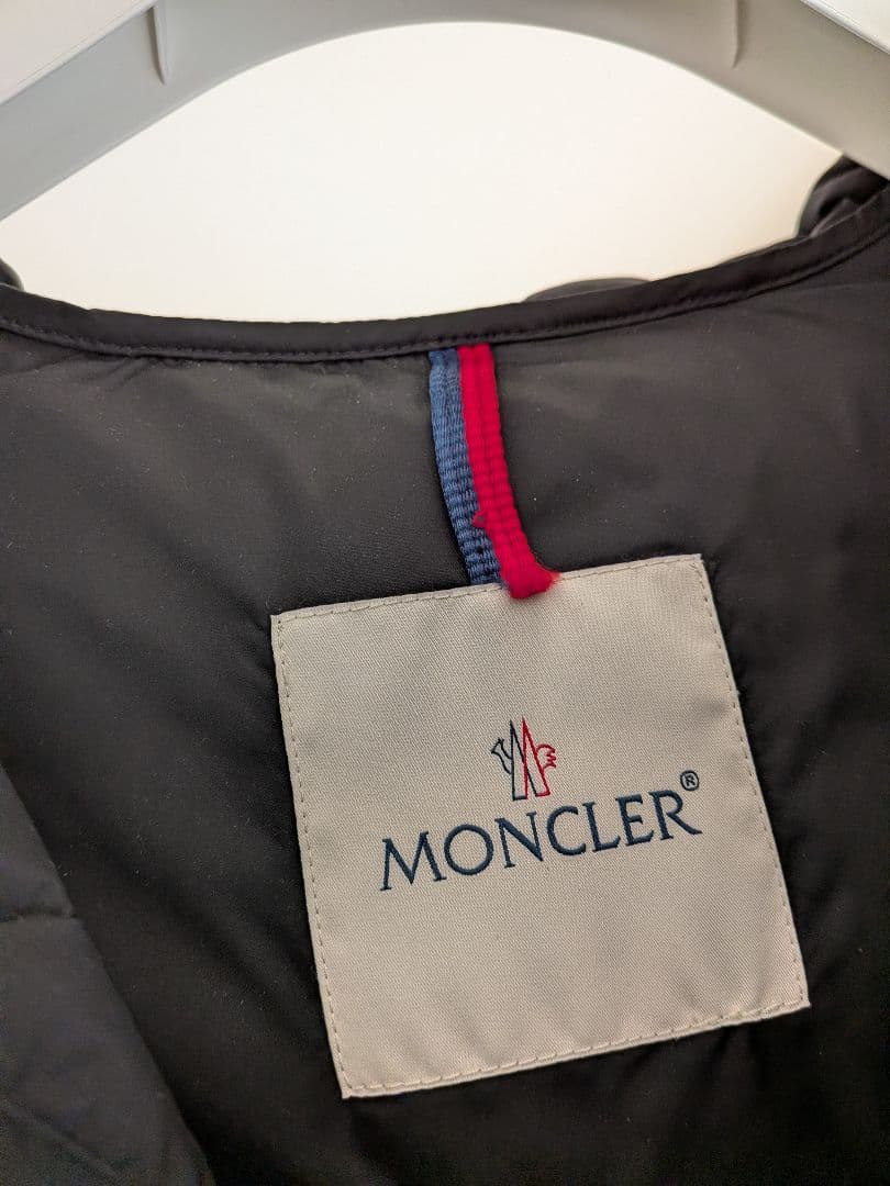 三越本店購入　Moncler ダウン　黒色　フード付き　美品