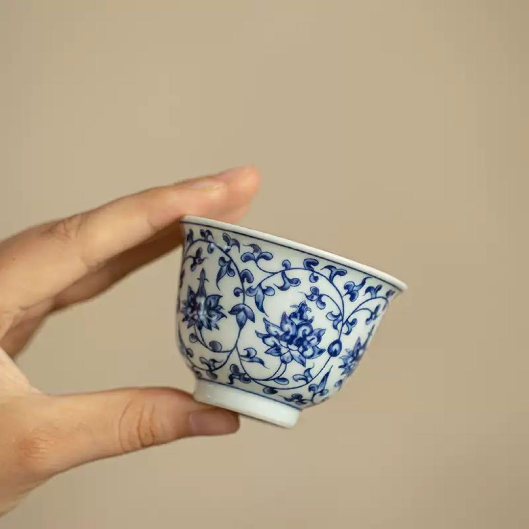 青と白の花模様の陶器カップ