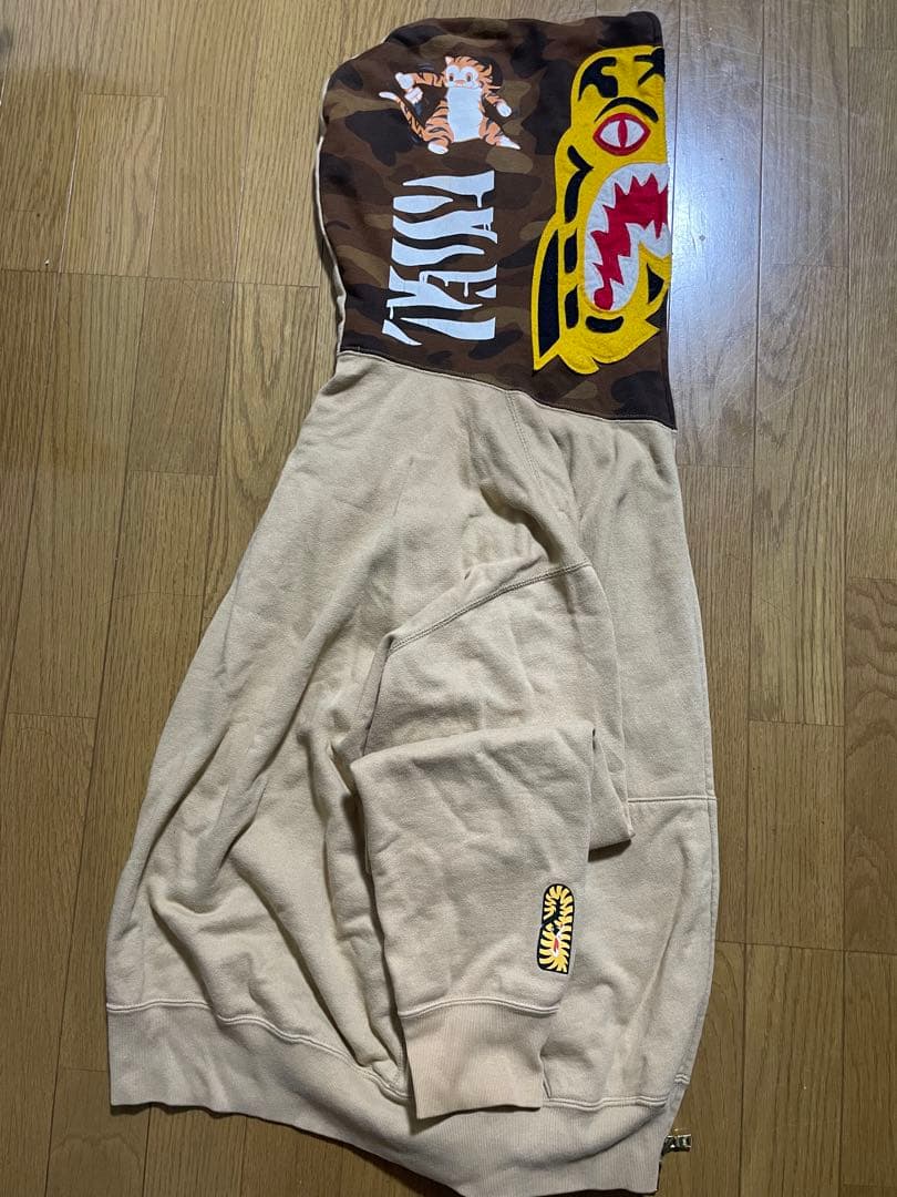 A BATHING APE / エイプ/カモフラージュ柄トラ刺繍フードパーカー
