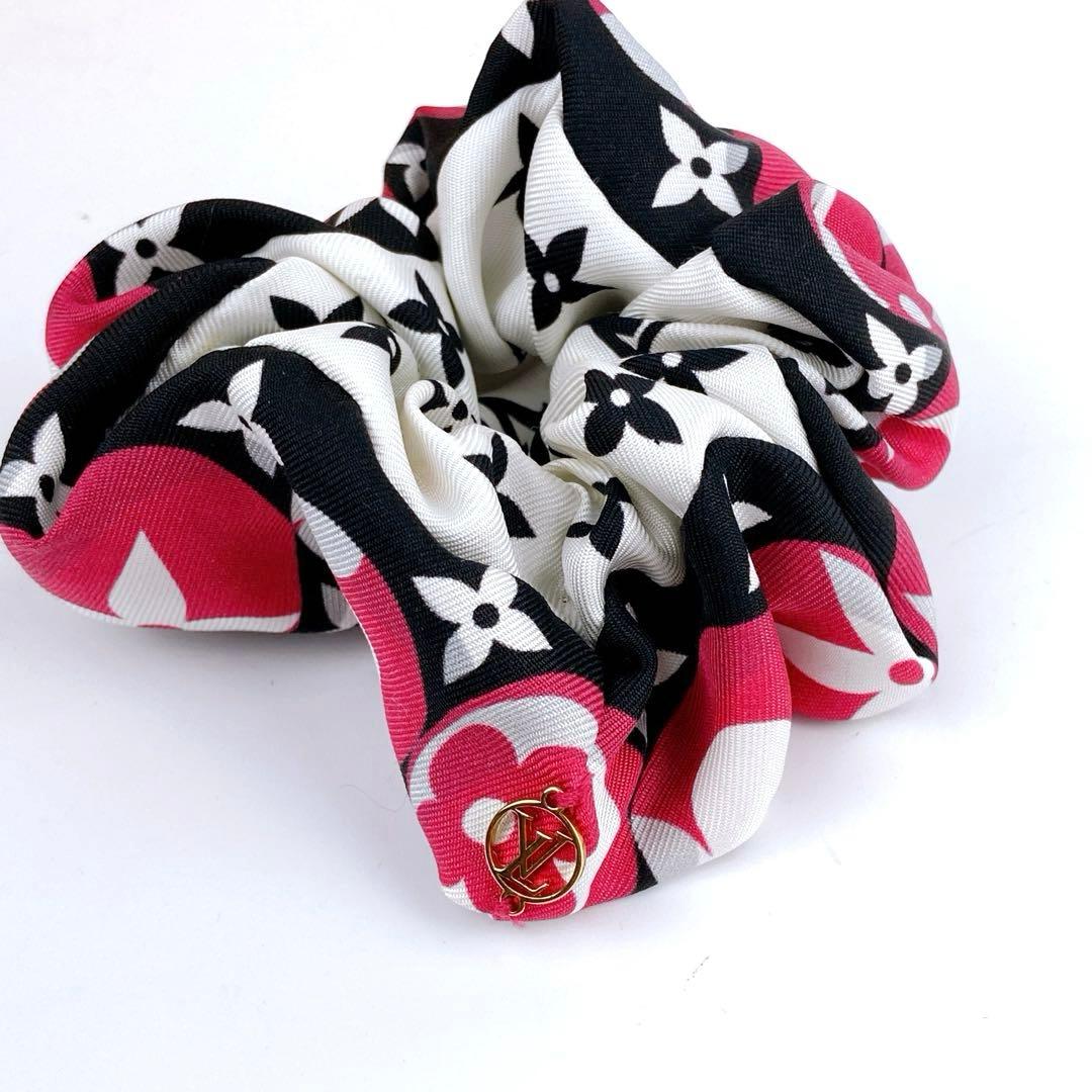 美品 VUITTON シュシュ モノグラム マルチカラー ロゴ金具