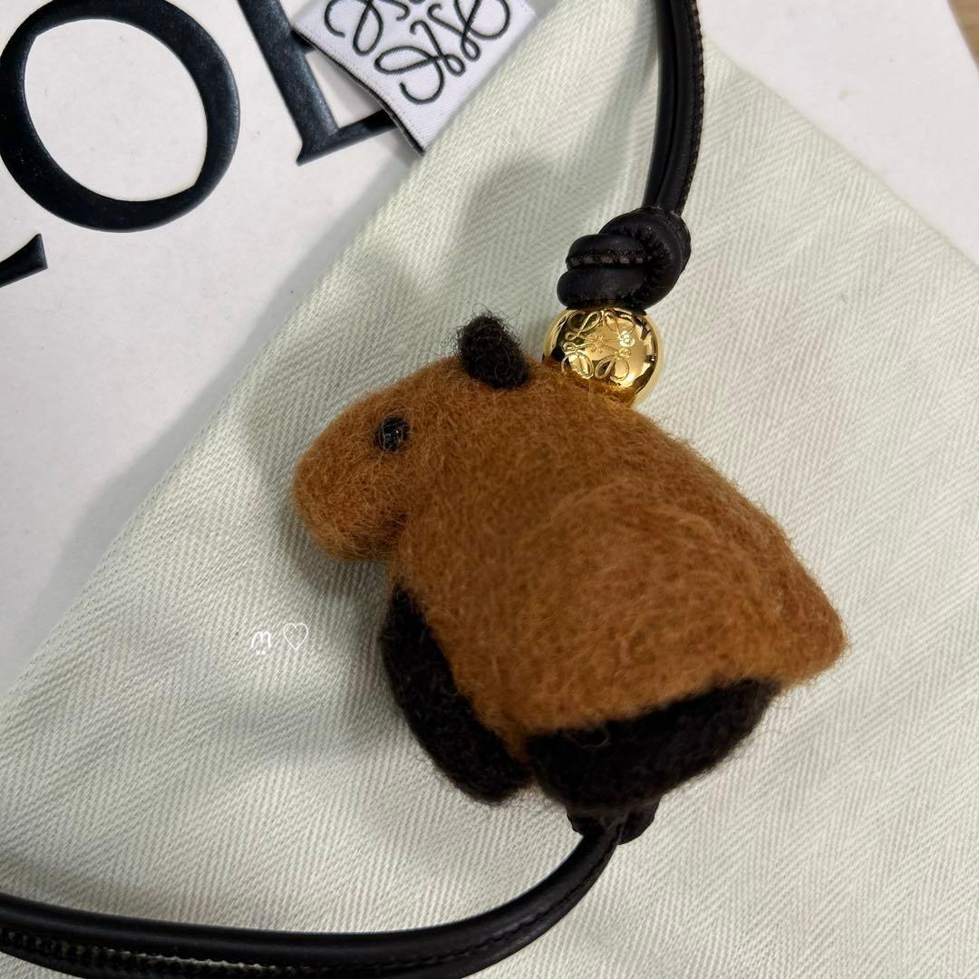 LOEWEロエベ　カピバラチャーム　キーホルダーバッグチャーム　アナグラムペブル