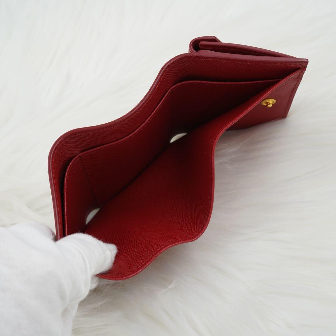 未使用品　PRADA プラダ　三つ折り財布　サフィアーノレザー　三角プレート　赤