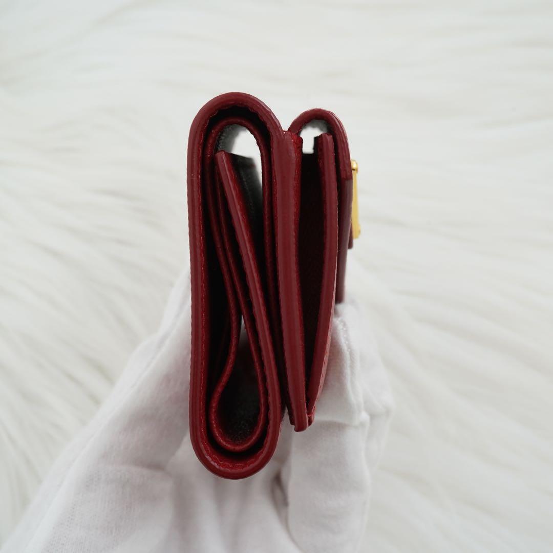 未使用品　PRADA プラダ　三つ折り財布　サフィアーノレザー　三角プレート　赤