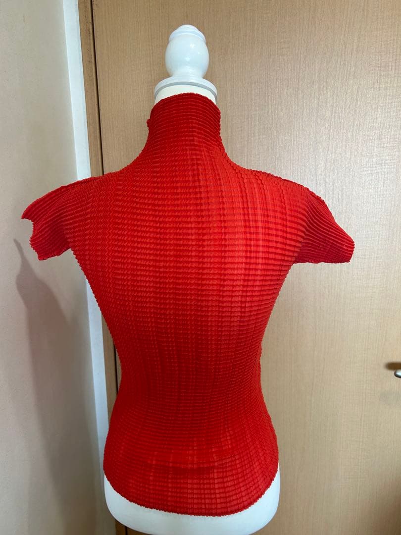 ⭐️最終価格⭐️イッセイミヤケ赤トップス極美品⭐️