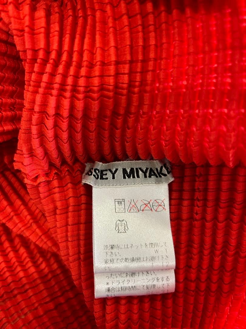 ⭐️最終価格⭐️イッセイミヤケ赤トップス極美品⭐️