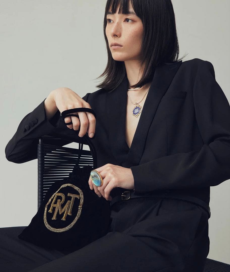 【新品未使用】ピモンテ　刺繍　巾着ポーチ　黒