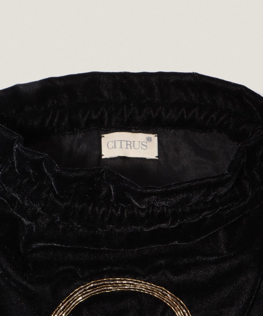 【新品未使用】ピモンテ　刺繍　巾着ポーチ　黒