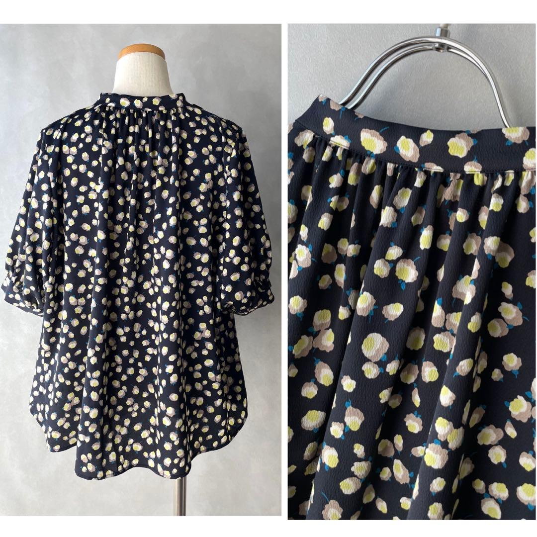 美品✨ボールジィ 23SS フラワープリント　五分袖丈ブラウス　紺　36 9号