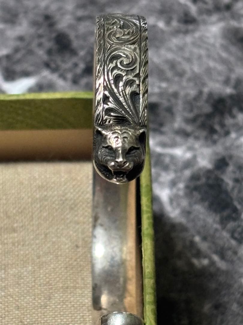 GUCCI エングレーブデザイン バングル