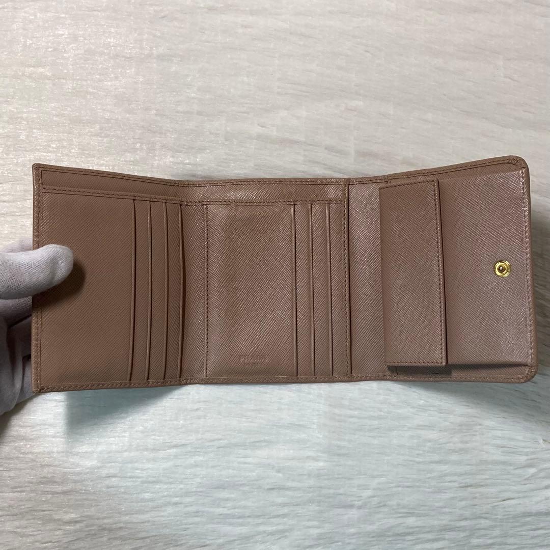 極美品　月末最終価格　PRADA プラダ　二つ折り　三つ折り　財布　ベージュ