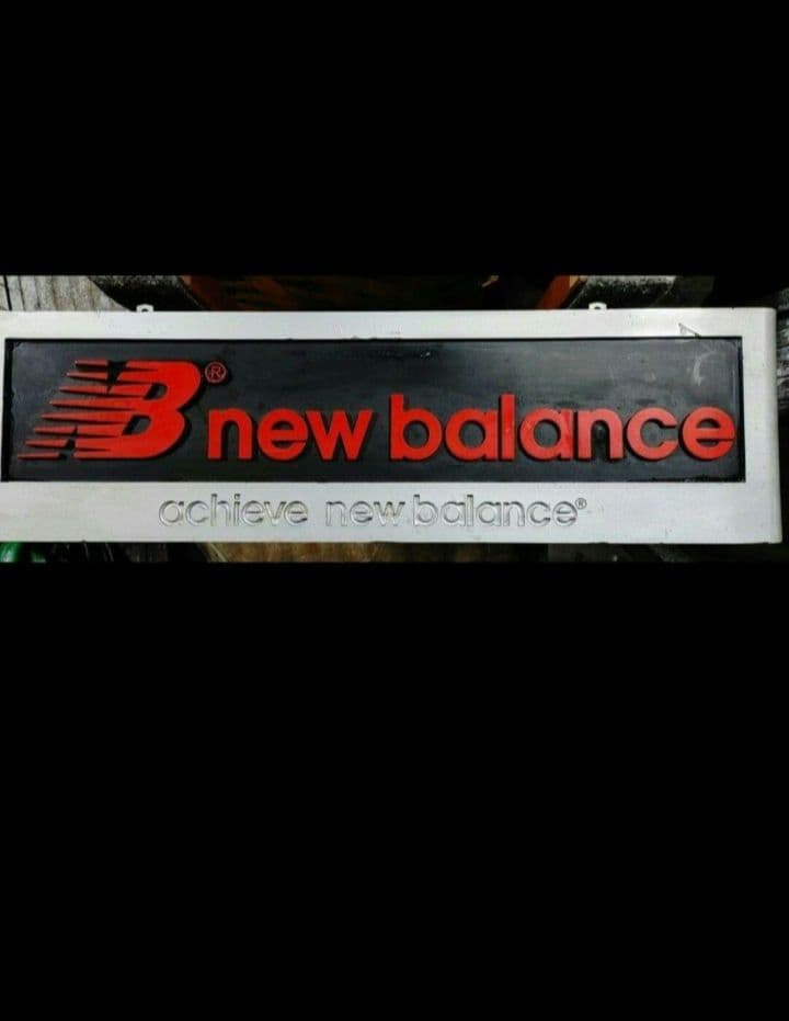 new balanceのディスプレイ 看板