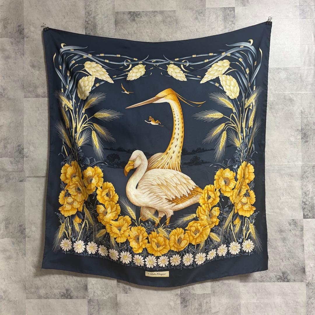 良柄　Salvatore Feragammo 88×88 シルクスカーフ
