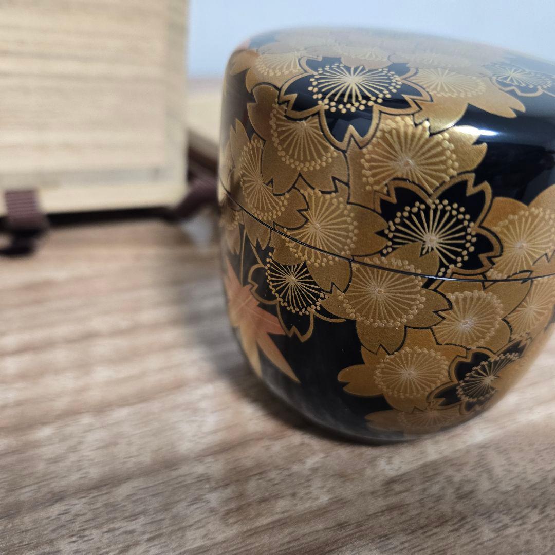 黒い木製棗 金色の花模箱付き