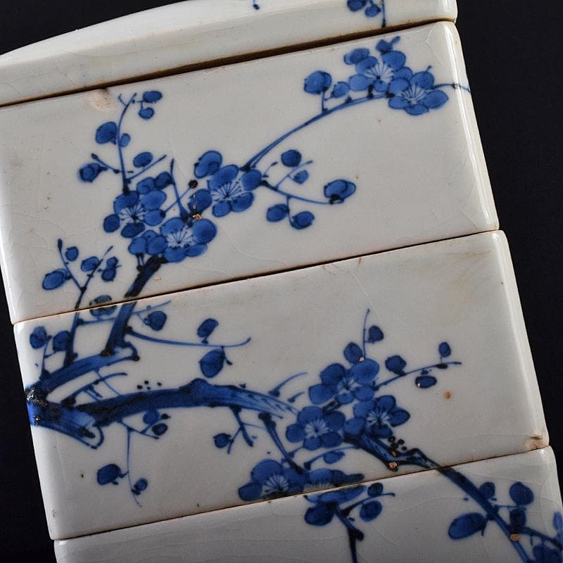 瀬戸焼　古瀬戸　染付　梅牡丹文　四方三段重箱　時代箱付　V　R8582