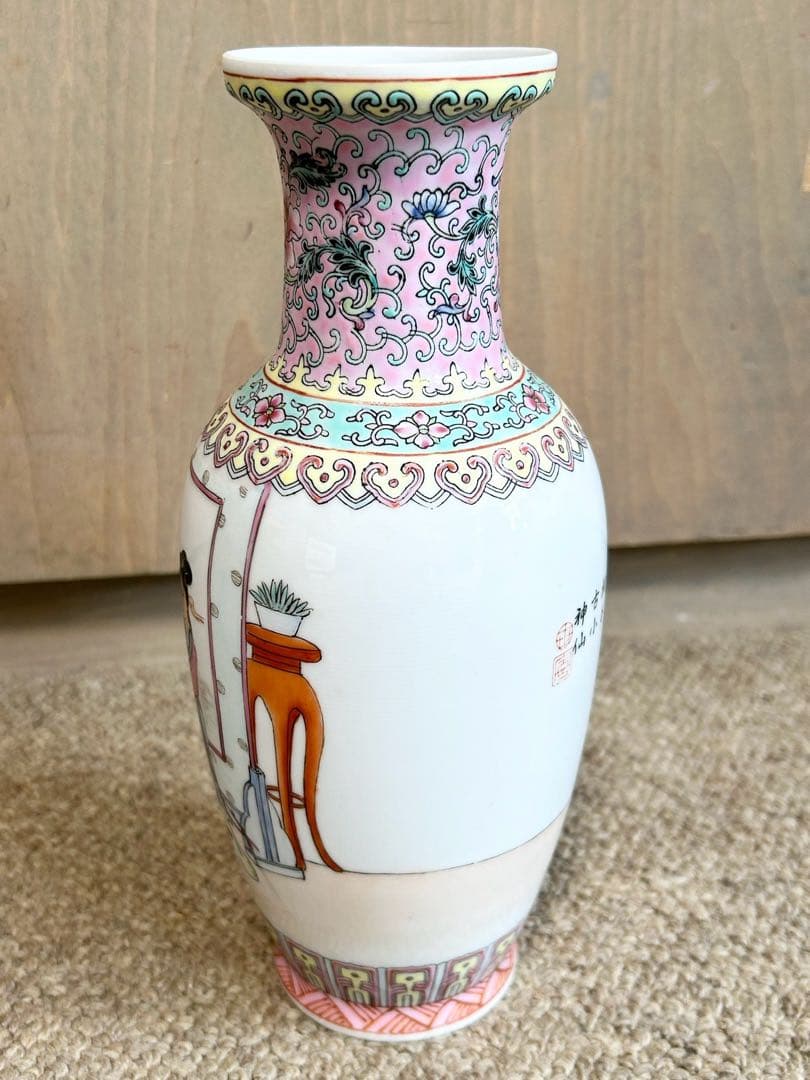 中国景徳鎮製花瓶　粉彩人物紋　三隆　乾隆年製　中国陶磁器　色絵磁器
