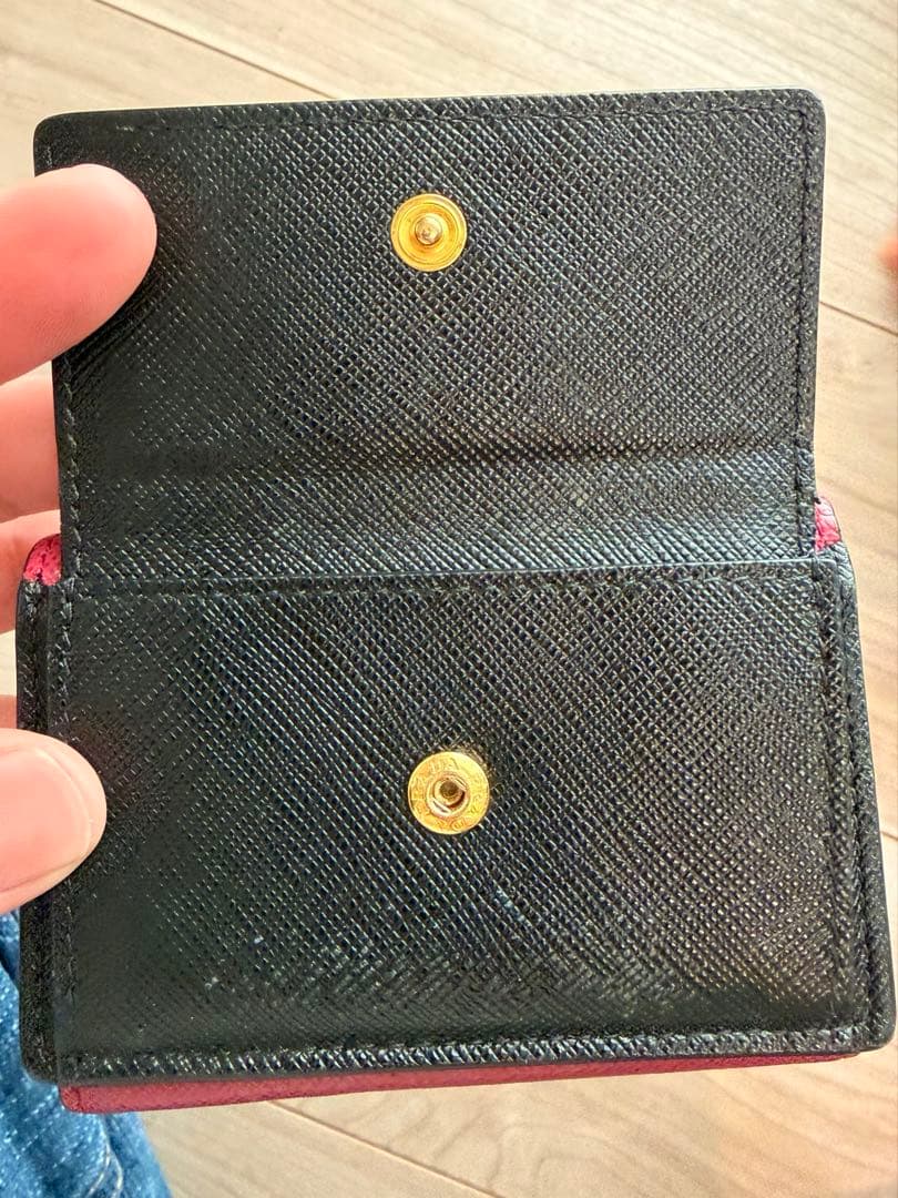 すずらん＊ PRADA 三つ折り財布 ブラック/レッド