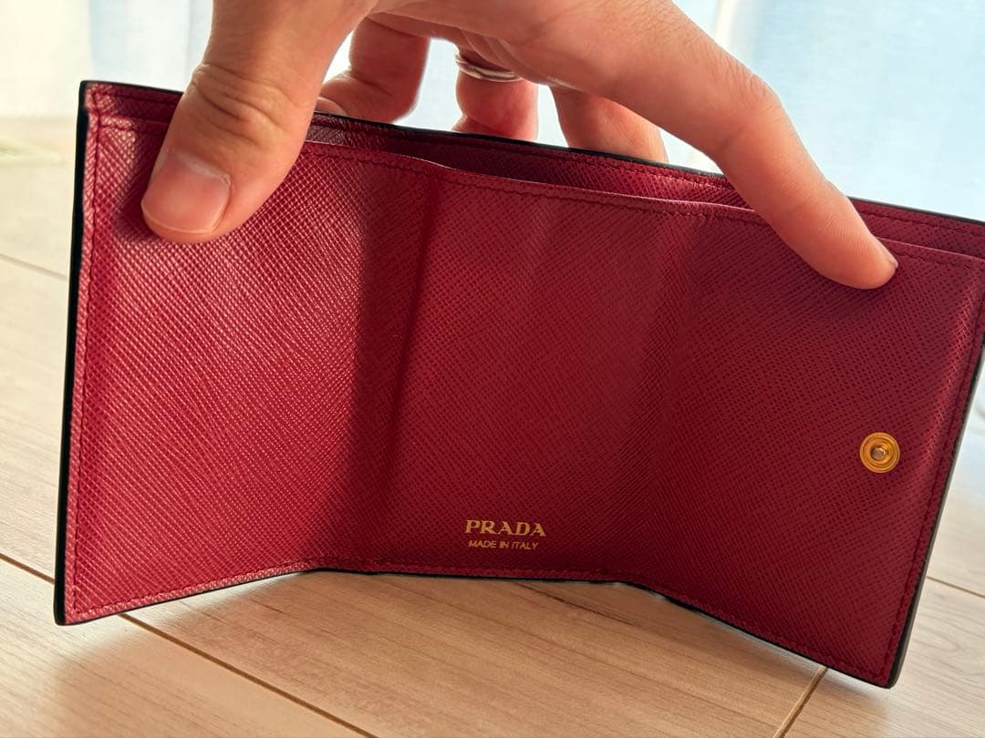 すずらん＊ PRADA 三つ折り財布 ブラック/レッド